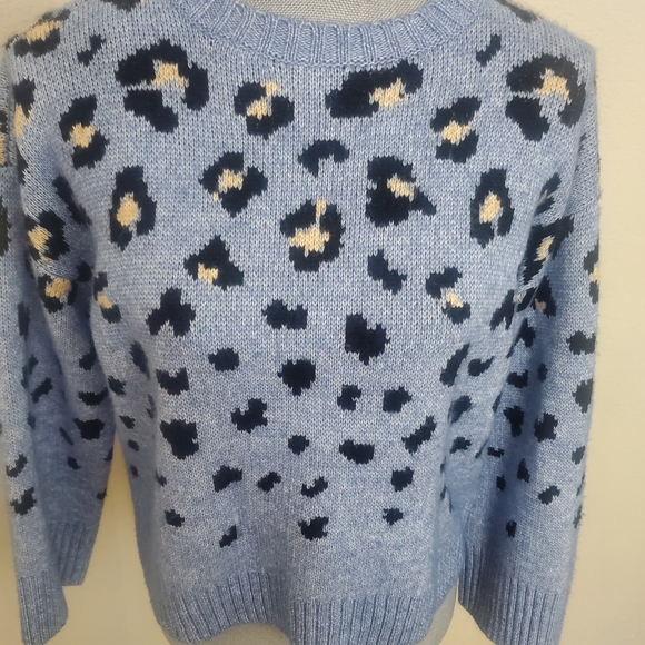 Beautiful sweater - Picture 2 of 3